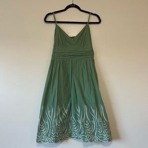 Max Studio Green embroidered tie back dress. apron VINTAGE classic Size: M